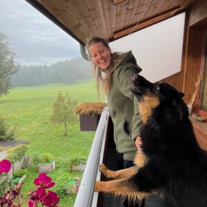 Linda Ebnöter mit ihrem Hund Akay