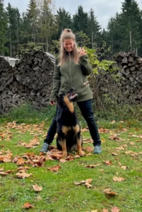 Linda übt mit Akay Ballspielen