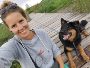Linda und Akay auf einem Steg, Linda schaut in die Kamera, Akay schaut sie an