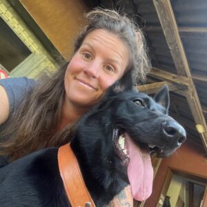 Linda Ebnöter mit ihrem Hund Hila