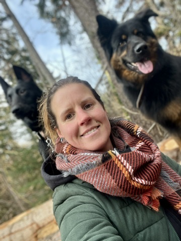 Linda mit ihren zwei Schäferhunden im Wald bei Effretikon