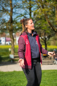 Linda erklärt mit viel herzblut in den Hune-Trainingsstunden